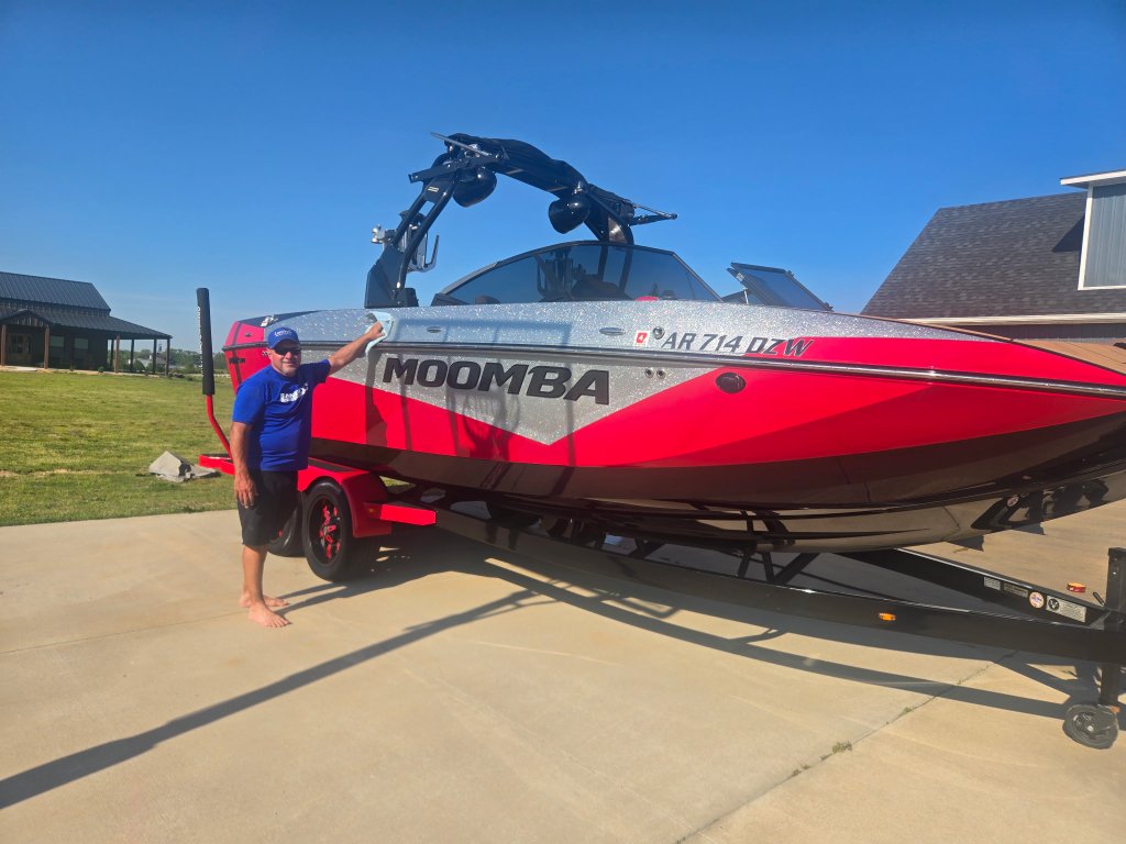 Wakeboard boat